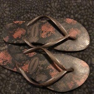 *like new* purple snakeskin Havaianas sandals 🩴